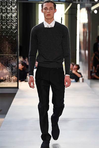 مجموعة Ricardo Tisci الأولى لدار Burberry... تصاميم راقية بلمسة جريئة